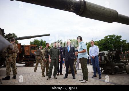 Kiew, Ukraine. 17.. Juni 2022. Der ukrainische Präsident VOLODYMYR ZELENSKYY, links, trifft sich mit dem britischen Premierminister BORIS JOHNSON, rechts. Der Premierminister traf Präsident Wolodymyr Zelensky während einer Überraschungsreise in die Hauptstadt Kiew. (Bild: © Ukraine Presidency/ZUMA Press Wire Service) Stockfoto