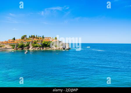 Budva, Montenegro - 20. Mai 2022: Wunderschöne Sommerlandschaft der Adriaküste an der Riviera von Budva mit Blick auf den Sveti Stefan, Montenegro Stockfoto