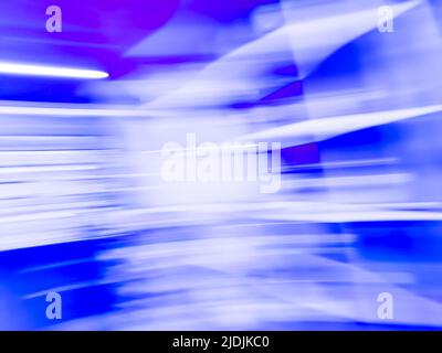 Langer Betontunnel mit Laternen im Hintergrund. Unterführung mit einem Fußweg, ohne dass Menschen den Hintergrund verwischen. Stockfoto