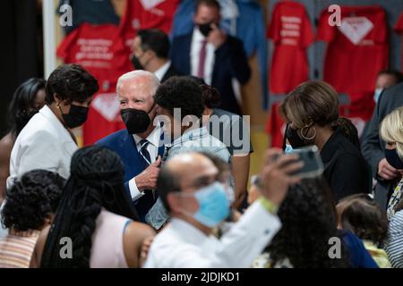 US-Präsident Joe Biden trifft sich am Dienstag, den 21. Juni, mit Familien und Klinikmitarbeitern bei einem Besuch einer Covid-19-Impfstelle des Gesundheitsministeriums des Distrikts von Columbia in Washington, D.C., USA. 2022. Säuglinge und Kleinkinder in den USA können jetzt gegen Covid-19 geimpft werden, nachdem die Schüsse von Moderna und Pfizer am Samstag die Unterstützung der Gesundheitsberater gewonnen haben. Foto von Sarah Silbiger/Pool/ABACAPRESS.COM Stockfoto