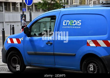 Marseille, Frankreich. 21.. Juni 2022. Ein Enedis-Dienstwagen auf der Straße in PACA, Marseille. Im Netz von Enedis sind mehrere technische Zwischenfälle aufgetreten, durch die in Marseille 10.000 Haushalte an Strom verloren wurden. (Bild: © Gerard Bottino/SOPA Images via ZUMA Press Wire) Stockfoto