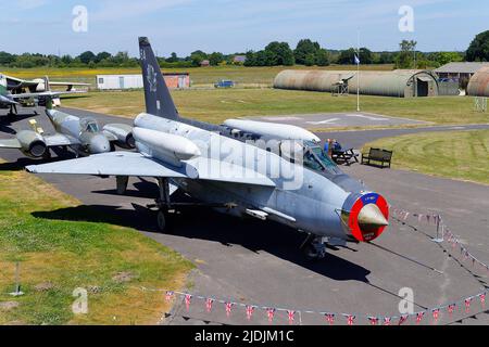 Ein elektrischer Blitz aus dem Jahr F6, abgebildet mit anderen statischen Flugzeugen im Yorkshire Air Museum in Elvington, North Yorkshire, Großbritannien Stockfoto