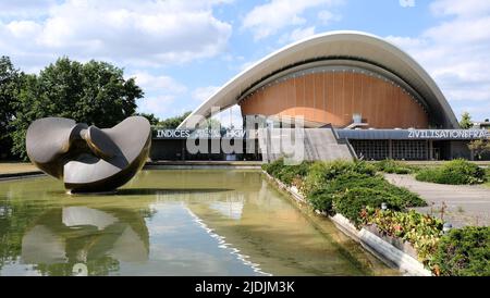 Berlin, Deutschland, 16. Juni 2022, Haus der Kulturen der Welt mit Bronzeskulptur von Henry Moore 'Large Divided Oval: Butterfly' im Spiegelteich Stockfoto