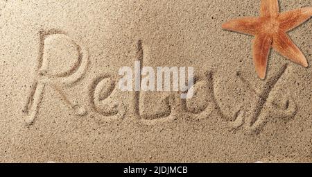 Sternfische und Inschriften ENTSPANNEN SICH auf dem Sand Stockfoto