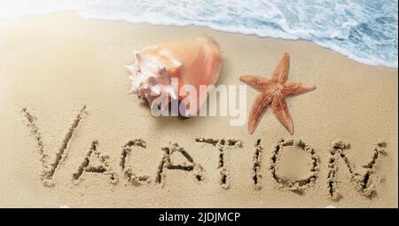 Tropische Muschel, Sternfische und Inschrift URLAUB auf dem Sand Stockfoto