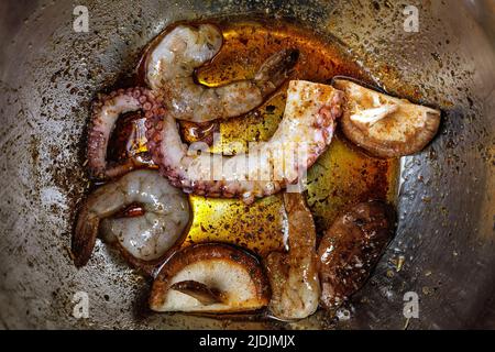 Rohe Meeresfrüchte, die in einer Metallschüssel mariniert werden. Meeresfrüchte bereit zum Fischen Stockfoto