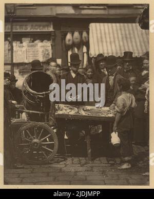 Billige Fish of St Giles's, London, England, Vereinigtes Königreich, 1877 - 1878. Fotografie von John Thomson (1837 - 1921). Stockfoto