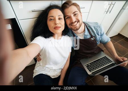 Familienpaar, das mit dem Smartphone Fotos von sich selbst gemacht hat Stockfoto