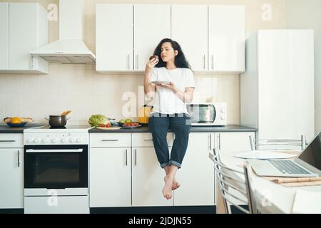 Junge Frau empört über süße Speisen Stockfoto