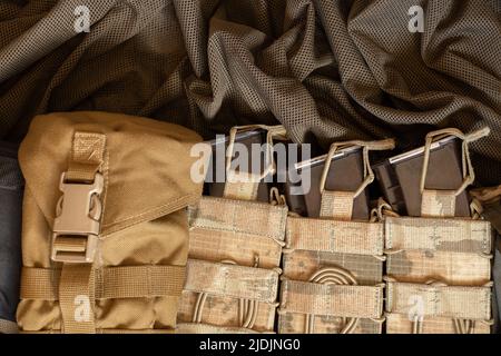 Shop mit Kugeln auf einem militärischen Gürtel, Entladen auf einem Soldatengürtel, Ammunition Stockfoto