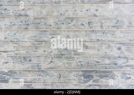 Detaillierter Hintergrund oder Textur aus Holzplanken mit Sand bedeckt Stockfoto