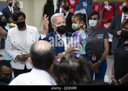 Washington, Usa. 21.. Juni 2022. Präsident Joe Biden trifft sich am Dienstag, den 21. Juni 2022, beim Besuch einer Covid-19-Impfstelle, die vom Gesundheitsministerium des Distrikts von Columbia in Washington, DC, veranstaltet wird, mit Familien und Klinikmitarbeitern. Poolfoto von Sarah Silbiger/UPI Credit: UPI/Alamy Live News Stockfoto