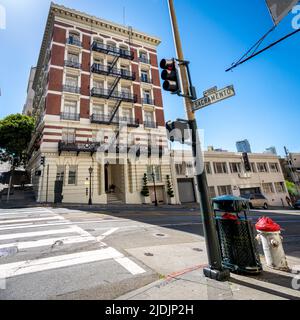 St. Elizabeth Building zwischen Powell und Sacramento Street in San Francisco, mit Außentreppen Stockfoto