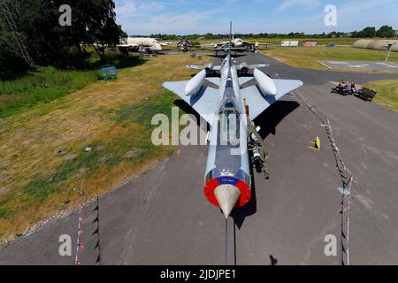 Ein elektrischer Blitz aus dem Jahr F6, abgebildet mit anderen statischen Flugzeugen im Yorkshire Air Museum in Elvington, North Yorkshire, Großbritannien Stockfoto