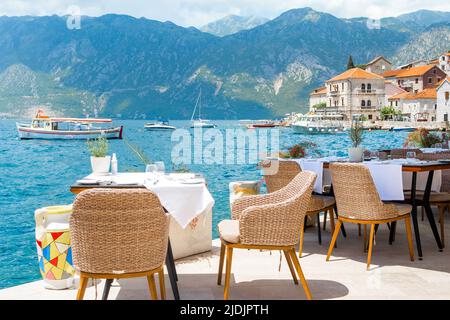 Perast, Montenegro - 28. Mai 2022: Blick vom Restaurant am Ufer der Boka Bay - Bucht von Kotor Stockfoto