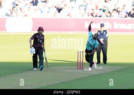 LONDON, GROSSBRITANNIEN. JUN 21. Chris Jordan von Surrey bowls während des Vitality T20 Blast Matches zwischen Surrey und Somerset am Dienstag, den 21.. Juni 2022 im Kia, Oval, London. (Kredit: Juan Gasparini | MI Nachrichten) Kredit: MI Nachrichten & Sport /Alamy Live Nachrichten Stockfoto