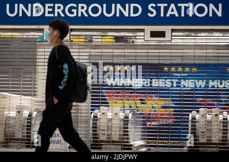 Der geschlossene Eingang der U-Bahn-Station Waterloo in der Haupthalle der Station Waterloo am ersten Tag des britischen Eisenbahnstreiks, als Eisenbahnarbeiter und Londoner U-Bahn-Arbeiter der RMT-Gewerkschaft Arbeitskampfmaßnahmen ergriffen haben, der störendste Eisenbahnstreik in England, Schottland und Wales seit dreißig Jahren, Am 21.. Juni 2022 in London, England. Stockfoto