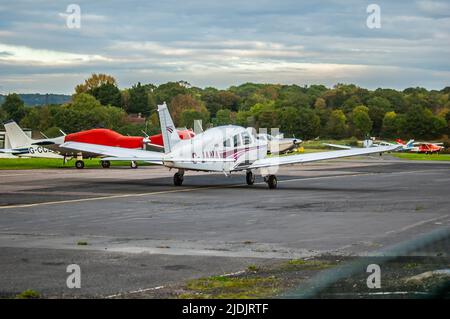 ELSTREE, ENGLAND- 17. Oktober 2021: Piper PA-28-181-Flugzeug im Londoner Elstree-Flugplatz in England Stockfoto