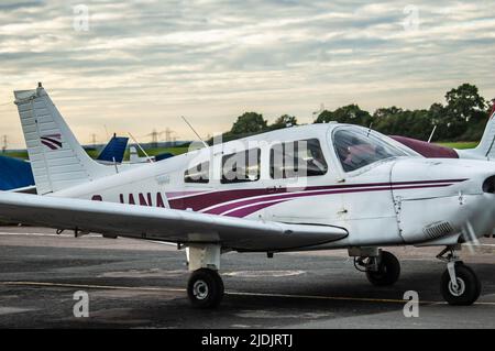 ELSTREE, ENGLAND- 17. Oktober 2021: Piper PA-28-181-Flugzeug im Londoner Elstree-Flugplatz in England Stockfoto