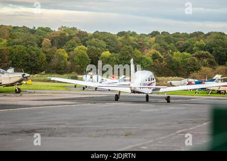 ELSTREE, ENGLAND- 17. Oktober 2021: Piper PA-28-181-Flugzeug im Londoner Elstree-Flugplatz in England Stockfoto