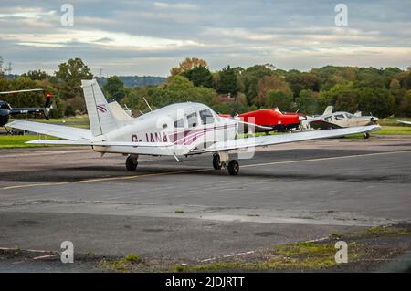 ELSTREE, ENGLAND- 17. Oktober 2021: Piper PA-28-181-Flugzeug im Londoner Elstree-Flugplatz in England Stockfoto