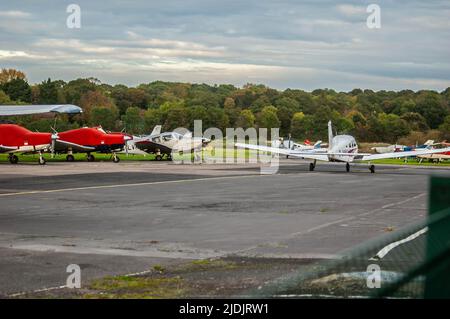 ELSTREE, ENGLAND- 17. Oktober 2021: Piper PA-28-181-Flugzeug im Londoner Elstree-Flugplatz in England Stockfoto