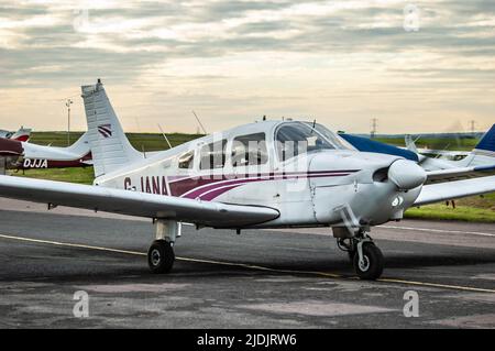 ELSTREE, ENGLAND- 17. Oktober 2021: Piper PA-28-181-Flugzeug im Londoner Elstree-Flugplatz in England Stockfoto