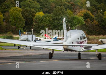 ELSTREE, ENGLAND- 17. Oktober 2021: Piper PA-28-181-Flugzeug im Londoner Elstree-Flugplatz in England Stockfoto