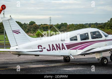 ELSTREE, ENGLAND- 17. Oktober 2021: Piper PA-28-181-Flugzeug im Londoner Elstree-Flugplatz in England Stockfoto