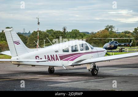 ELSTREE, ENGLAND- 17. Oktober 2021: Piper PA-28-181-Flugzeug im Londoner Elstree-Flugplatz in England Stockfoto