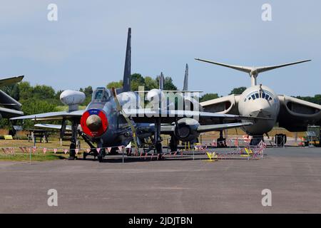 Ein elektrischer Blitz aus dem Jahr F6, abgebildet mit anderen statischen Flugzeugen im Yorkshire Air Museum in Elvington, North Yorkshire, Großbritannien Stockfoto