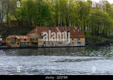 Holzgebäude auf dem Wasser Stockfoto
