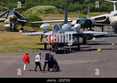 Ein elektrischer Blitz aus dem Jahr F6, abgebildet mit anderen statischen Flugzeugen im Yorkshire Air Museum in Elvington, North Yorkshire, Großbritannien Stockfoto