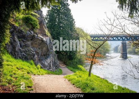 Weg im Schlosspark in Klasterec nad ohri mit Blick auf den Fluss Ohre Stockfoto