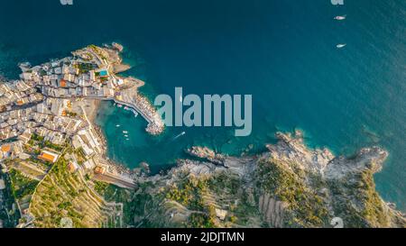 Luftaufnahme von Vernazza und Küste von Cinque Terre, Italien.UNESCO-Weltkulturerbe.malerische bunte Küstendorf auf Hügeln gelegen.Sommerurlaub, Stockfoto