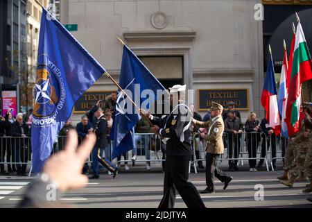 Manhattan, New York, USA - November 11. 2019: Flagge der Alliierten Kommandoumwandlung, Soldaten auf der Fifth Avenue in NYC während der Veterans Day Parade Stockfoto