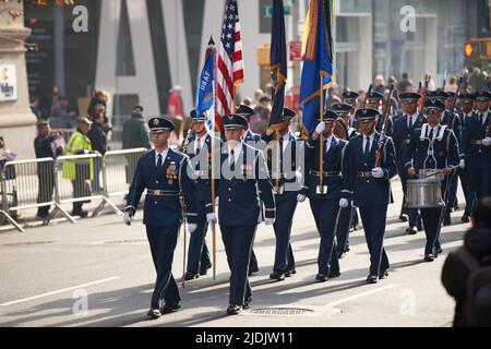 Manhattan, New York, USA - November 11. 2019: MARCHING Band DER US Air Force auf der Fifth Avenue bei der Veterans Day Parade in NYC Stockfoto