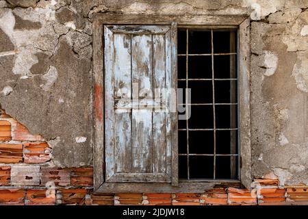 Fenster und eiserne Fensterstangen eines alten Hauses in der Türkei Stockfoto