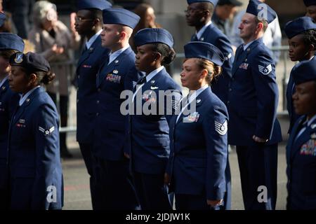 Manhattan, New York, USA - November 11. 2019: Veterans Day auf der 5. Avenue in NYC, Mitglieder der Luftwaffe. Luftwaffe und Luftwaffe während der Parade. Stockfoto