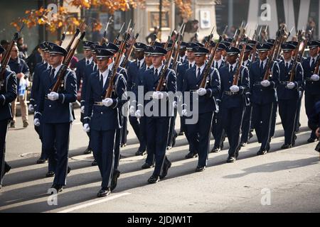 Manhattan, New York, USA - November 11. 2019: US Air Force Airmen marschieren auf der Fifth Avenue bei der Veterans Day Parade in NYC Stockfoto