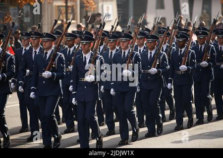 Manhattan, New York, USA - November 11. 2019: US Air Force Airmen marschieren auf der Fifth Avenue bei der Veterans Day Parade in NYC Stockfoto