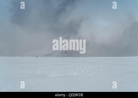 Snezka, der höchste Gipfel der Tschechischen Republik.Winterlandschaft des Riesengebirges,Riesengebirge.Winterwandern,Erlebniskonzept.Trail durch den Berg Stockfoto