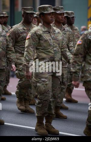 Manhattan, New York, USA - November 11. 2019: 77. Soldaten der US-Armee marschieren auf der Fifth Avenue in NYC. US Military Infantry Waring Tarnuniformen. Stockfoto