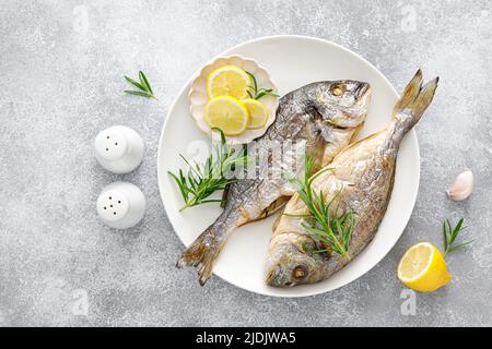 Dorada Fisch Seebrasse gebacken. Gesunde Ernährung. Mediterrane Ernährung Stockfoto