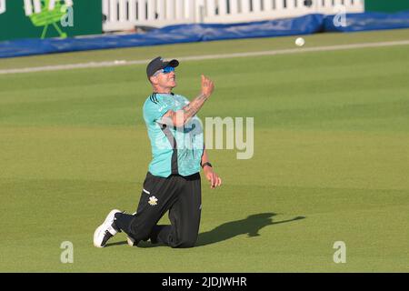 21. Juni 2022. London, Großbritannien. Surreys Conor McKerr feiert, nachdem er einen Fang gemacht hat, um Tom Abell vom Bowling von Surreys Gus Atkinson zu entlassen, während Surrey beim Cricket-Spiel Vitality T20 Blast beim Kia Oval gegen Somerset ansetzt. David Rowe/ Alamy Live News. Stockfoto