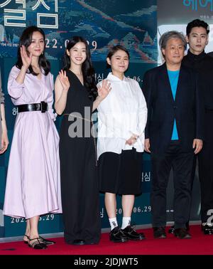 Seoul, Südkorea. 21.. Juni 2022. (L bis R) die chinesische Schauspielerin Tang Wei, Jung Yi-seo, die Komikerin Kim Shin-Young und der Regisseur Park Chan-wook posieren für Fotos während einer VIP-Premiere, um für den Film „Decision to Leave“ am 21. Juni 2022 in Seoul, Südkorea, zu werben. Der Film wird am 29. Juni in Südkorea erscheinen. (Foto von Lee Young-ho/Sipa USA) Quelle: SIPA USA/Alamy Live News Stockfoto