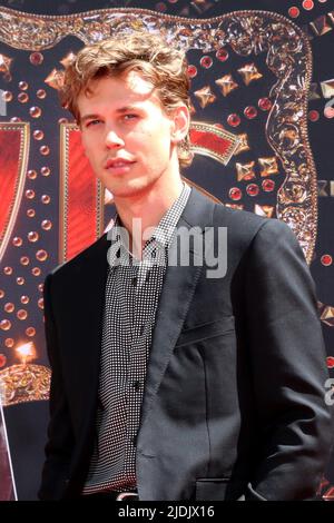 Los Angeles, Kalifornien. 21.. Juni 2022. Austin Butler bei einem öffentlichen Auftritt für die Handprint/Footprint Ceremony for Three Generations of Elvis Presley Family, TCL Chinese Theatre, Los Angeles, CA 21. Juni 2022. Kredit: Priscilla Grant/Everett Collection/Alamy Live Nachrichten Stockfoto