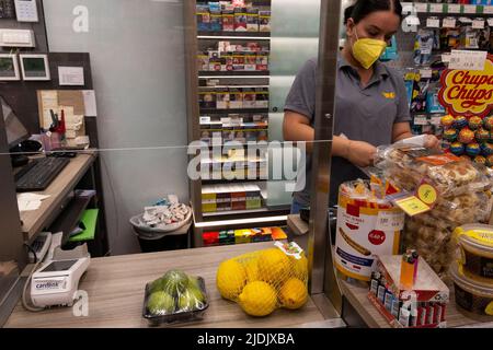 Athen, Griechenland. 21.. Juni 2022. Am 21. Juni 2022 arbeitet ein Kassierer in einem Supermarkt in Athen, Griechenland. Der griechische Premierminister Kyriakos Mitsotakis kündigte am Dienstag die Verlängerung einer Subvention für den Kraftstoffverbrauch für die nächsten drei Monate an, um die Haushalte und Unternehmen angesichts der anhaltenden internationalen Energiekrise zu entlasten. Die jährliche Inflationsrate Griechenlands erreichte im Mai 11,3 Prozent, ein 29-Jahres-Rekord, sagte die Hellenische Statistische Behörde (ELSTAT) Anfang dieses Monats. Quelle: Marios Lolos/Xinhua/Alamy Live News Stockfoto