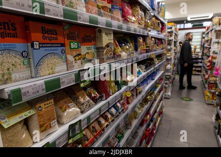 Athen, Griechenland. 21.. Juni 2022. Am 21. Juni 2022 kauft man in einem Supermarkt in Athen, Griechenland, ein. Der griechische Premierminister Kyriakos Mitsotakis kündigte am Dienstag die Verlängerung einer Subvention für den Kraftstoffverbrauch für die nächsten drei Monate an, um die Haushalte und Unternehmen angesichts der anhaltenden internationalen Energiekrise zu entlasten. Die jährliche Inflationsrate Griechenlands erreichte im Mai 11,3 Prozent, ein 29-Jahres-Rekord, sagte die Hellenische Statistische Behörde (ELSTAT) Anfang dieses Monats. Quelle: Marios Lolos/Xinhua/Alamy Live News Stockfoto