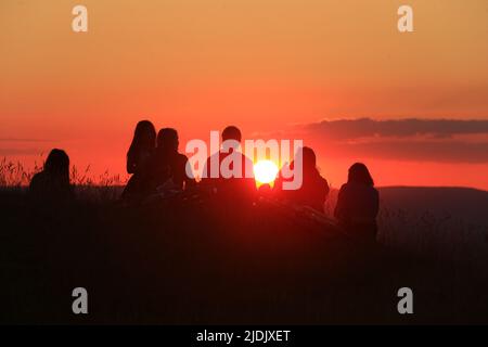Stroud, Großbritannien, 21.. Juni 2022. Wetter in Großbritannien. Wunderschöner Sonnenuntergang-Abend, während die Menschen den ersten Tag der Sommersonnenwende auf dem Selsley Common in Stroud Gloucestershire genießen.Quelle: Gary Learmonth / Alamy Live News Stockfoto